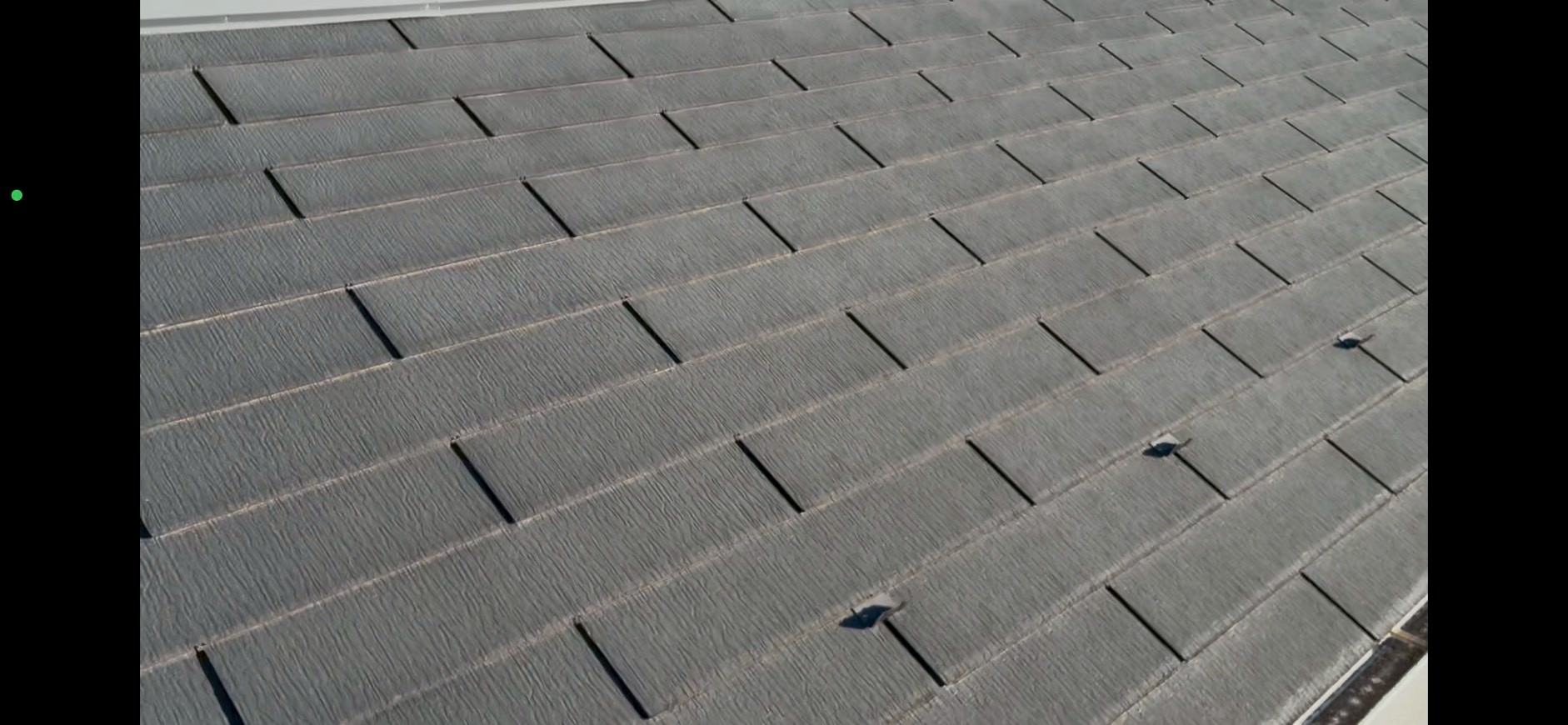 雹被害のあった少し色褪せたカラーベストの屋根